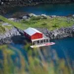 9 nordjyske fiskerhjem med blå døre og drivtømmer