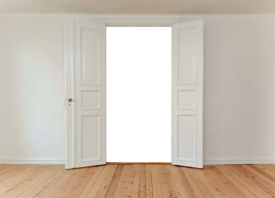 Frederiksberg-lejlighed med stuk, spejle og sandfarver