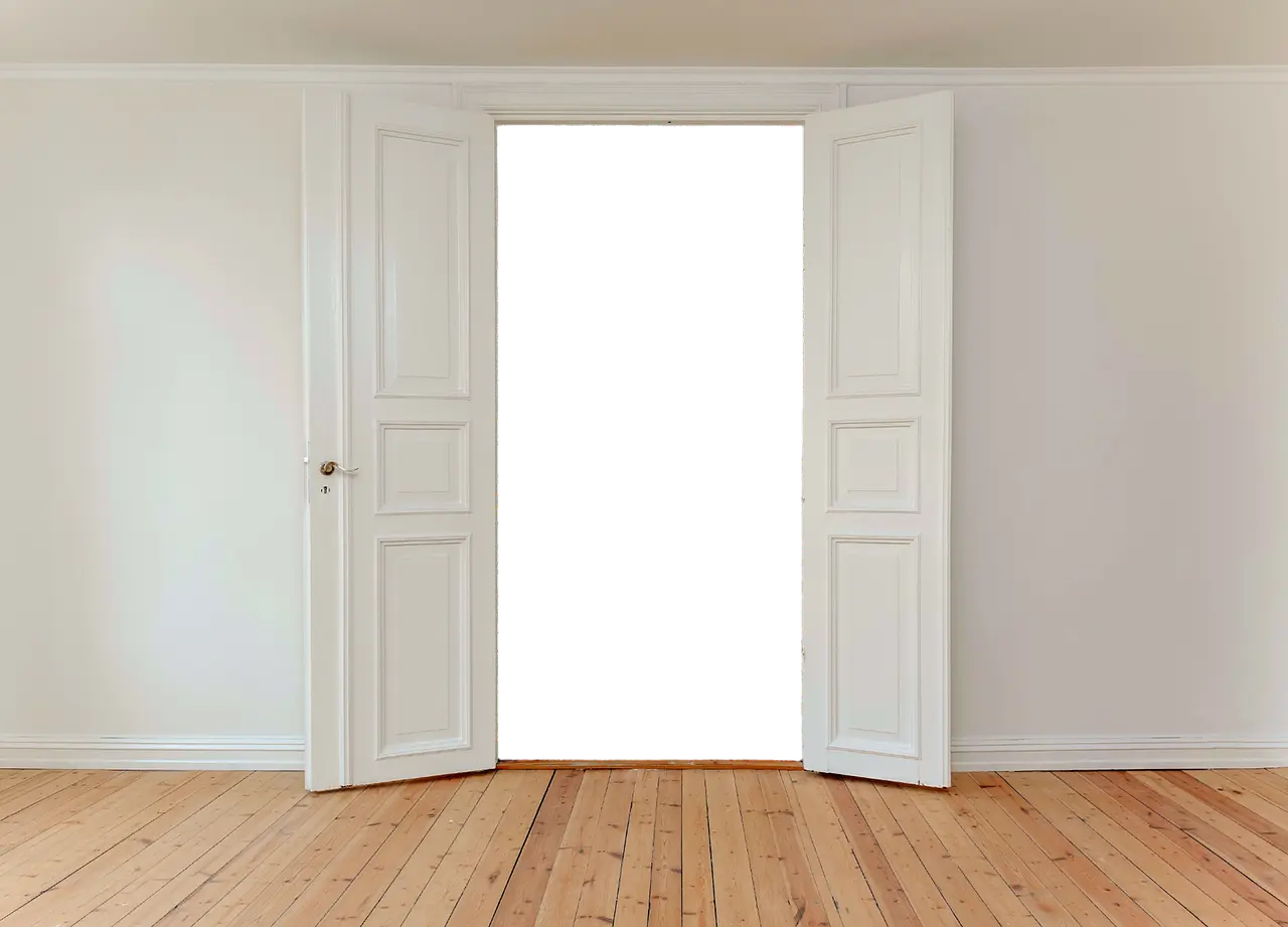 Frederiksberg lejlighed med stuk, spejle og sandfarver