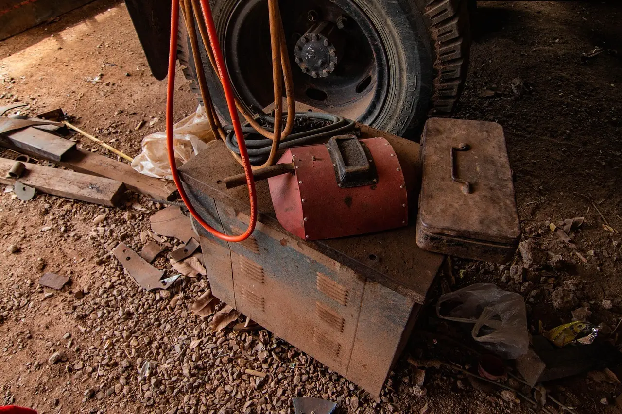 Japansk minihave i forhaven med cortenstål og grus