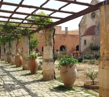 Sådan får du blåregn til at trives på en pergola i dansk klima